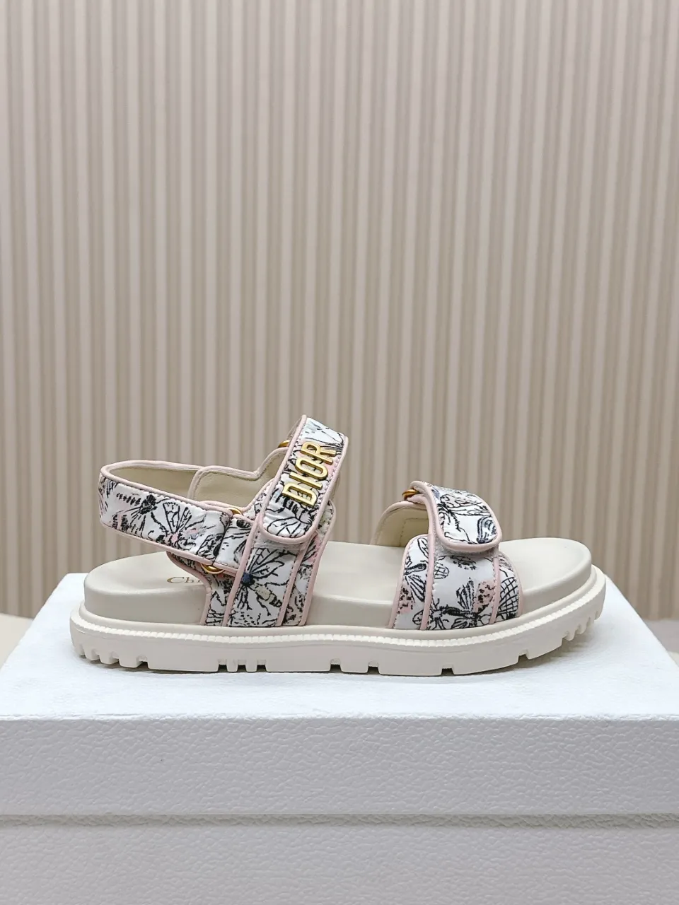 👟👟Ex-factory price 480👟👟 DIOR classic sandals mixed sheepskin DiorAct sandals are fashionable. Paired with an insole that fits the shape of your foot, it's made of exceptionally lightweight and comfortable leather. The upper straps are fastened with Velcro and are decorated with a gold-finish metal "Dior" logo, which complements the style design. These sandals add a modern edge to any look. Fabric: Imported mixed sheepskin Lining: Imported sheepskin Outsole: Original TPU outsole Code number: 35-42 (41 42 customized, non-refundable)